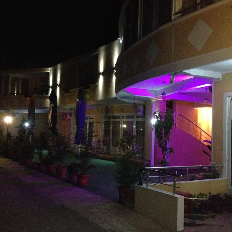 Grandino Rooms & Apartments Ulcinj Buitenkant foto